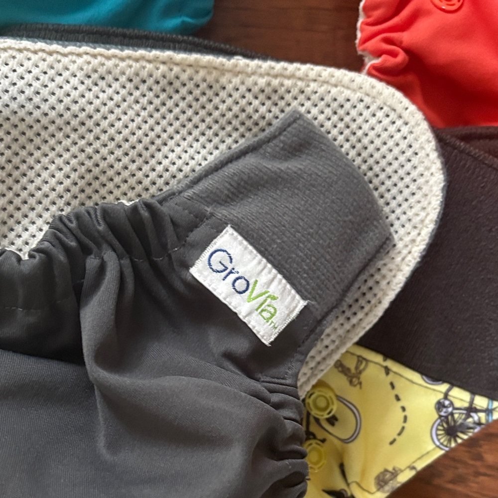 GroVia Cloth Diaper Set - 5 covers and 4 inserts - Picture 2 of 5